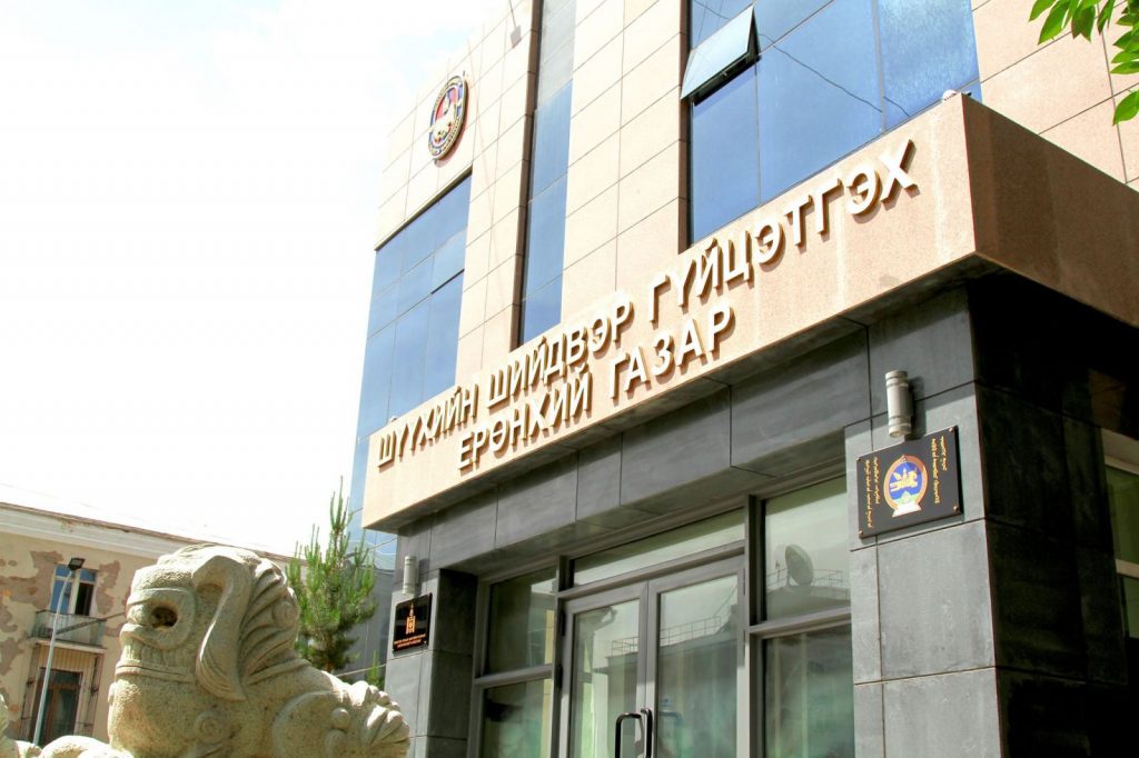 Шүүхийн шийдвэр гүйцэтгэх байгууллагын ахмад ажилтан шүгэл үлээв