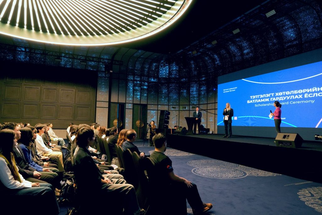 m7huxt_UBV07448_0-00-00-00__x974