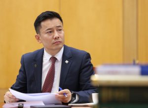 О.Батнайрамдал Оюутолгойн 12 тэрбум долларын зээлийн хүүг 3-аар бууруулахад ахмадын тэтгэврийг 22-аар нэмэх хэмжээний мөнгө я