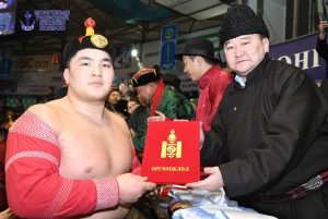 Морь жилийн эхний барилдаанд улсын арслан Э.Батмагнай түрүүлэв