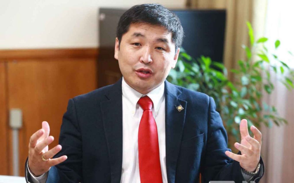 О.Баасанхүү Парламентын дархлаа гишүүний дархлаа гэдгийг хооронд нь хольж хутган тайлбарлаж байна. Парламент нь өөрөө эрүүгийн