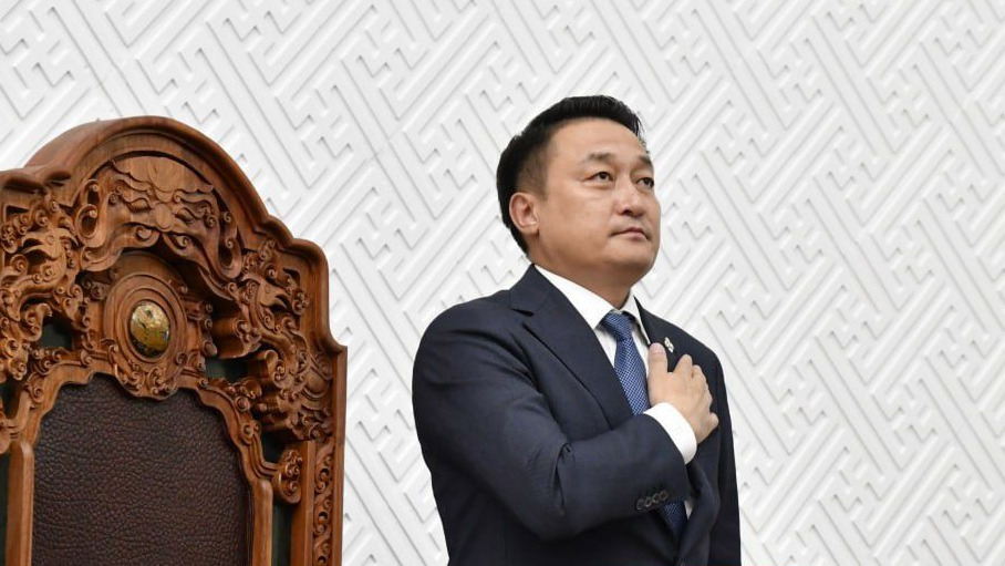 Д.Амарбаясгалан Чуулганы завсарлагааны үеэр гишүүд ажилтайгаа сайтар танилцаарай