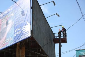 Зөвшөөрөлгүй гадна хаяг зар сурталчилгааг буулгаж эхэллээ