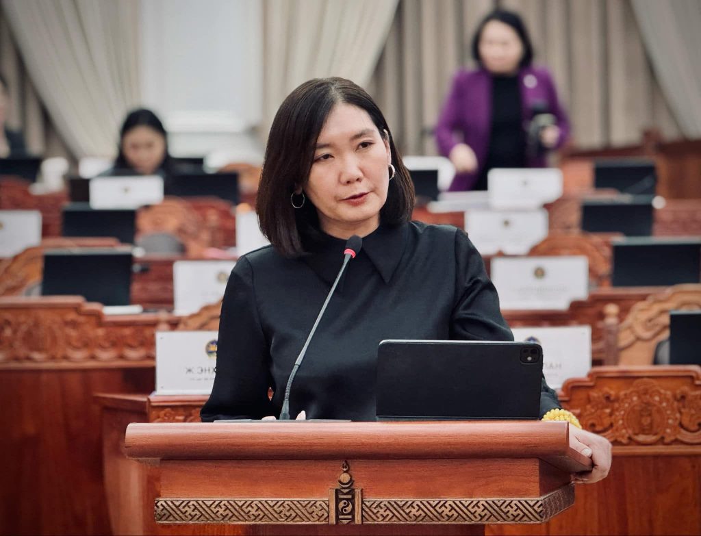 Л.Мөнхбаясгалан Би боловсролгүй гэдгээсээ ичдэггүй