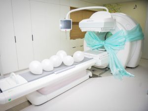 УХТЭ-ийнхэн СпэктКТ-тай болж цөмийн оношилгоо эмчилгээг цогцоор нь хийж байна