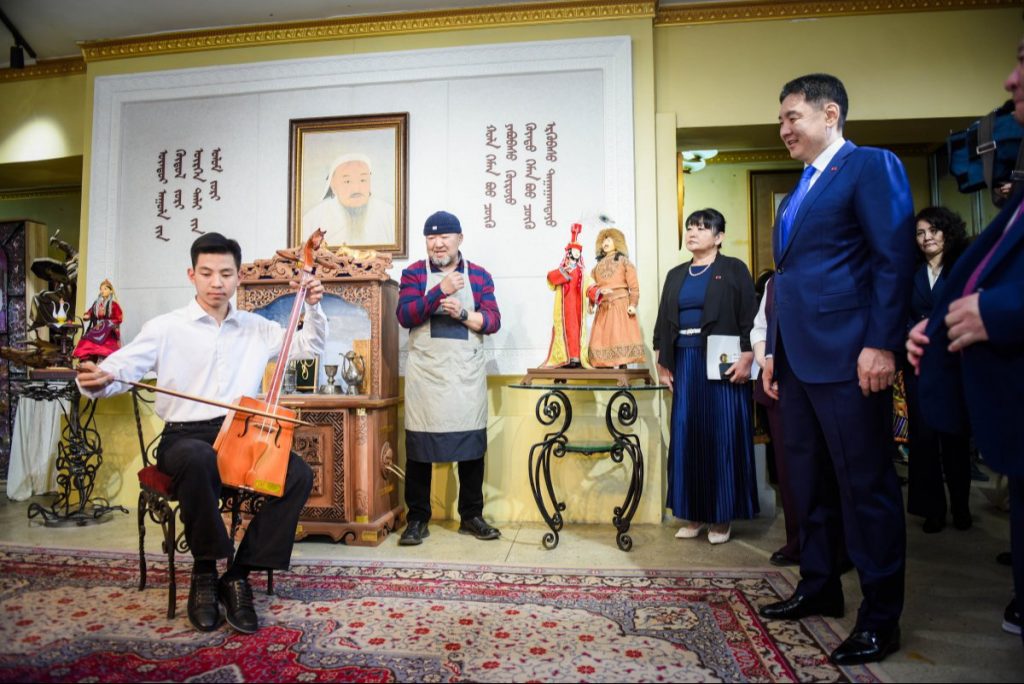 Үйлдвэрлэл урлалын политехникийн коллеж морин хуур урлаачийн ангитай болов