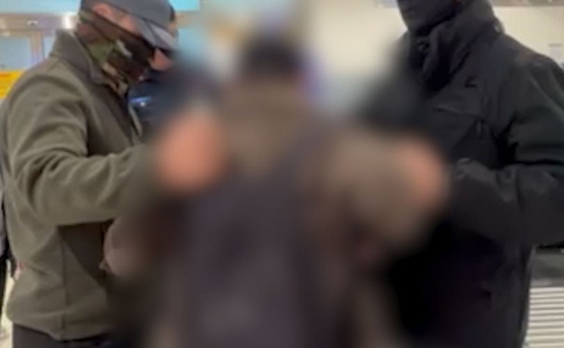 Бага насны хүүхдүүдийг садар самуунд уруу татдаг эрийг шилжүүлэн авчирлаа